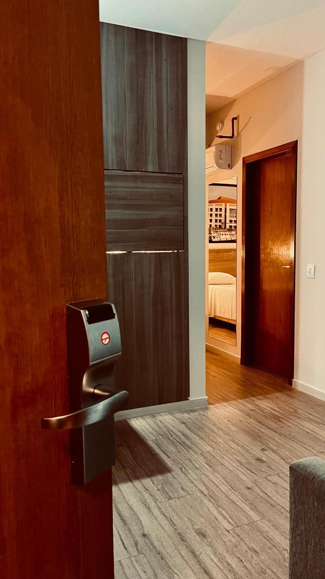 Hotel Amsterdam Монтис Кларос Екстериор снимка